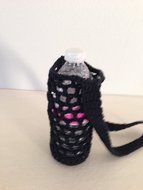 Crochet water bottle carrier, crochet bottle holder in black N2