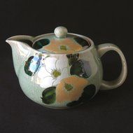 Kutani Yaki(ware) Japanese Teapot Camellia (with tea strainer)