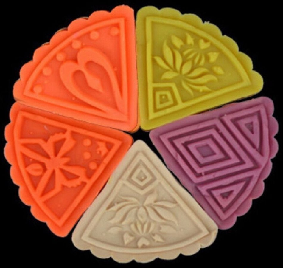 Stuffwholesale Mooncake Mold Triangle Flower Press Mold with 5 Stamps