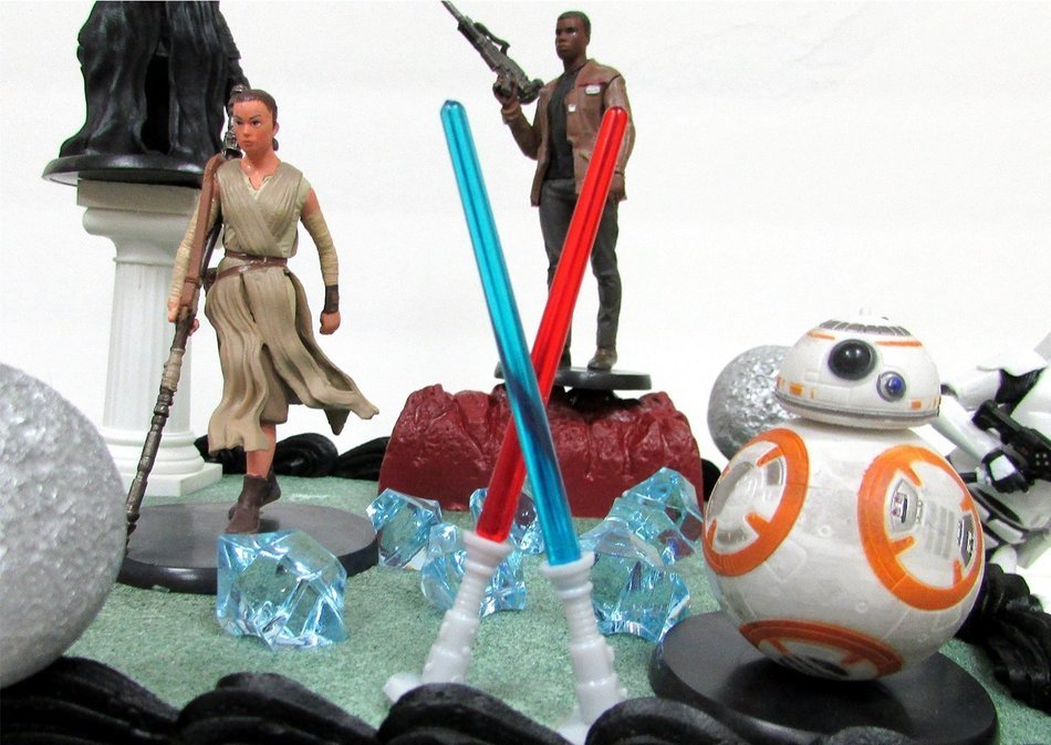 STAR WARS 22 Piece Birthday Cake Topper Featuring 6 Star Wars Figures and Decorative Themed Accessories N6