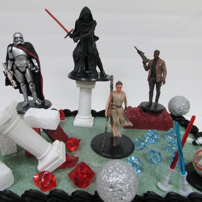 STAR WARS 22 Piece Birthday Cake Topper Featuring 6 Star Wars Figures and Decorative Themed Accessories N7