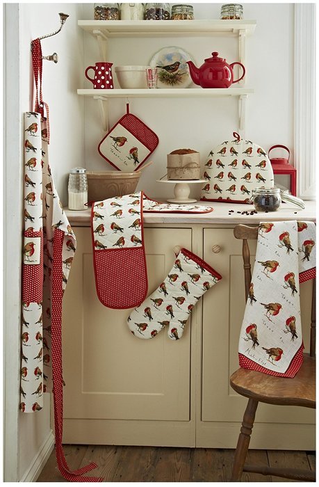 Ulster Weavers Madeleine Floyd Christmas Robins Tea Cosy N3