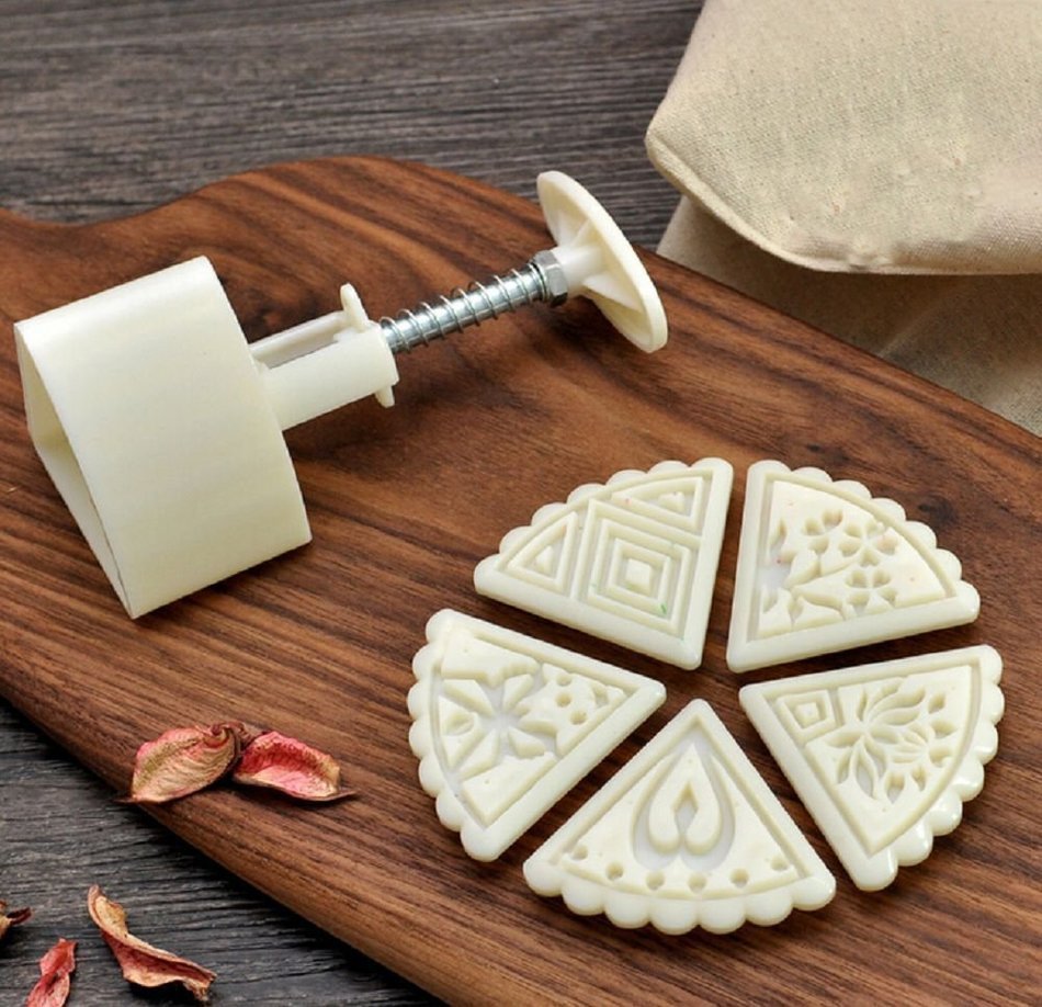 Stuffwholesale Mooncake Mold Triangle Flower Press Mold with 5 Stamps N3