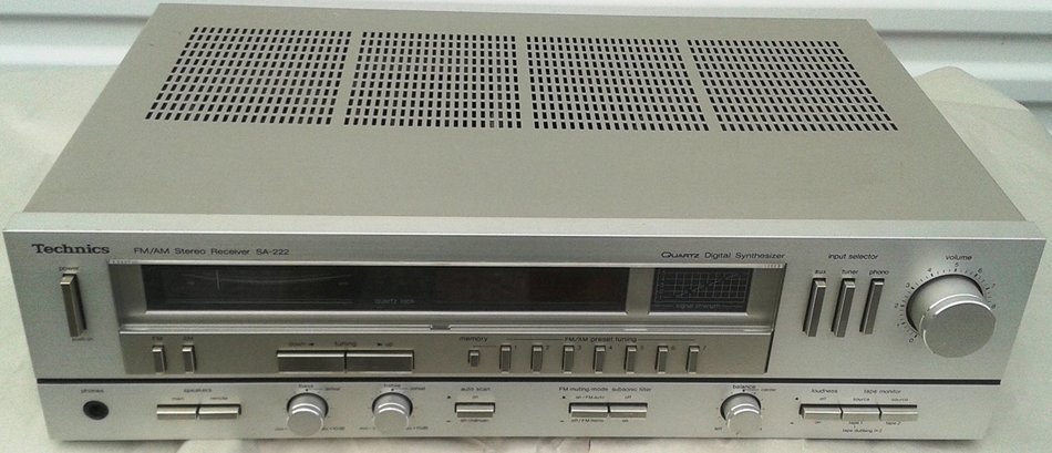 Vintage Technics SA-222 FM/AM Stereo Receiver With Built In Quartz Digital Synthesizer & RARE Battery Back Up... N3
