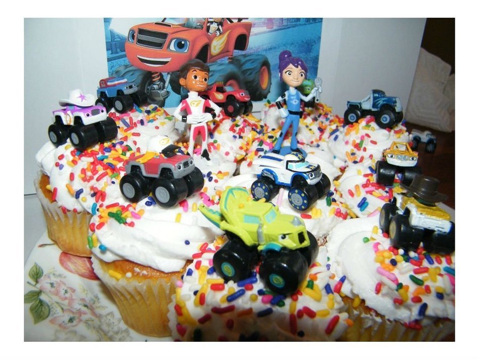 Blaze and the Monster Machines Cake Toppers Set of 13 Mini Figures with 9 Trucks N2