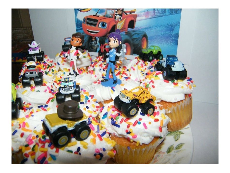 Blaze and the Monster Machines Cake Toppers Set of 13 Mini Figures with 9 Trucks N3