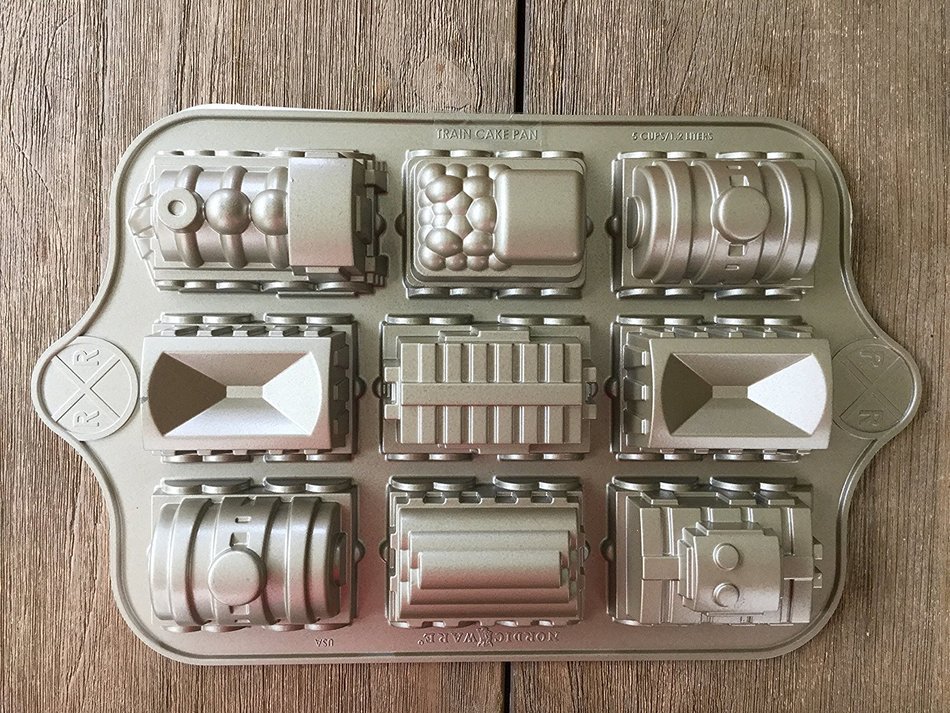 William Sonoma Nordic Ware Railway Train Cake Muffin Pan N2