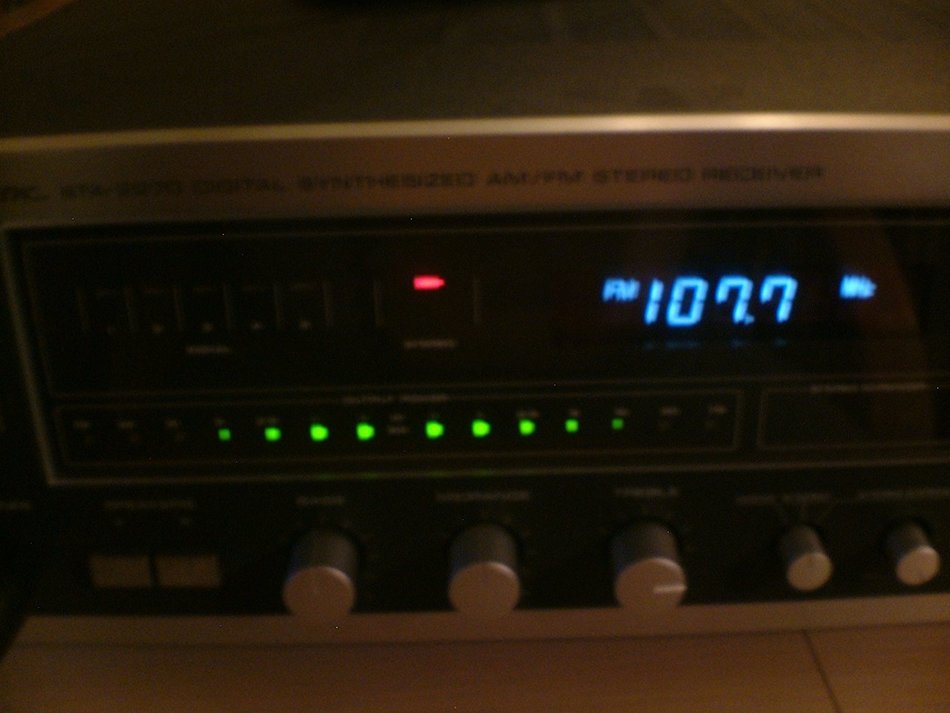 REALISTIC STA 2270 SYNTHESIZED AM/FM STEREO RECEIVER N8