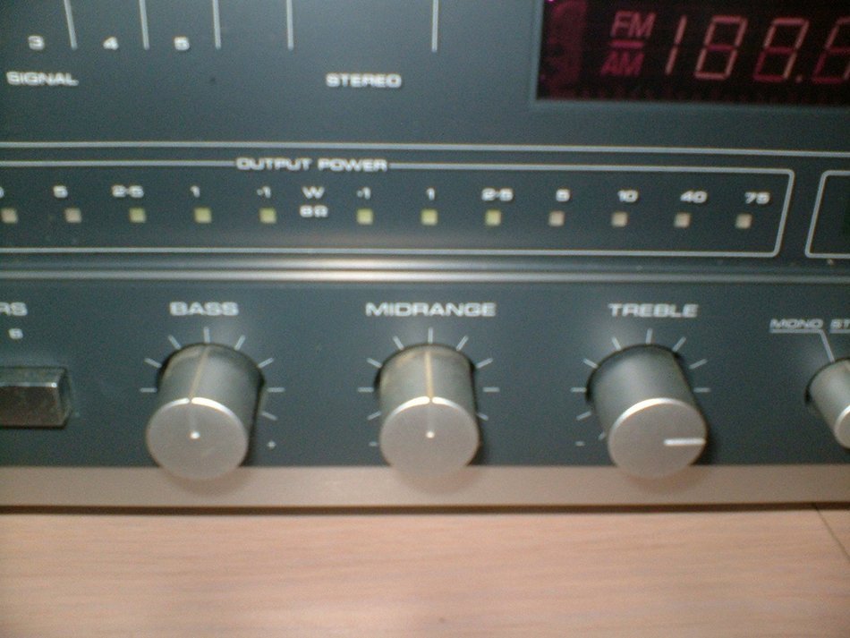 REALISTIC STA 2270 SYNTHESIZED AM/FM STEREO RECEIVER N9