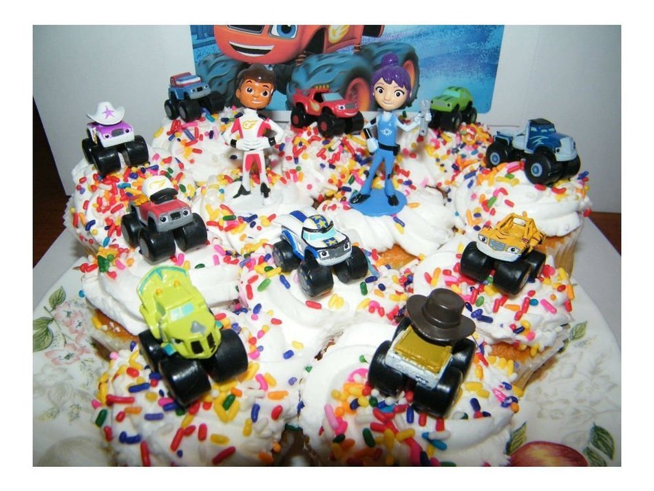 Blaze and the Monster Machines Cake Toppers Set of 13 Mini Figures with 9 Trucks N7