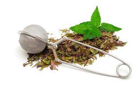 HIC Long Handle Loose Leaf Snap Tea Infuser, 18/8 Stainless Steel Mesh Tea Strainer, 1.5-Inch N4
