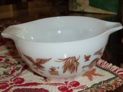 Vintage Pyrex Early American 1.5pt Cinderella Mixing Bowl