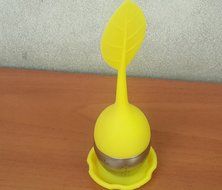 1 X Beautiful Yellow Loose Leaf Tea Infuser with Silicone Leaf Handle and Stainless Steel Bottom with a Drip Tray N2