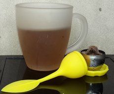 1 X Beautiful Yellow Loose Leaf Tea Infuser with Silicone Leaf Handle and Stainless Steel Bottom with a Drip Tray N4
