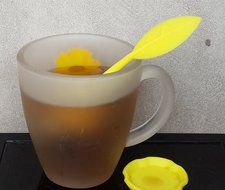 1 X Beautiful Yellow Loose Leaf Tea Infuser with Silicone Leaf Handle and Stainless Steel Bottom with a Drip Tray N5