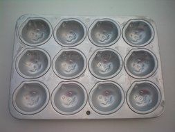 Wilton Pumpkin Cake Pan -- 12 Small Pumpkins -- Halloween Jack o&#039; Lantern Pumpkins -- as shown