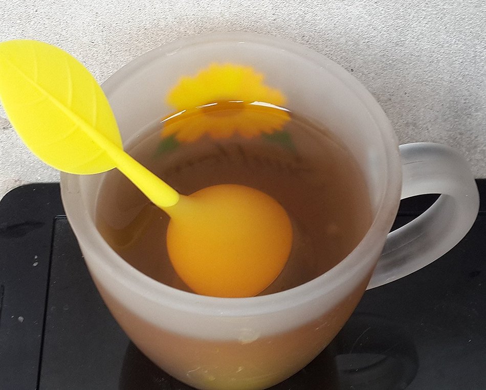 1 X Beautiful Yellow Loose Leaf Tea Infuser with Silicone Leaf Handle and Stainless Steel Bottom with a Drip Tray