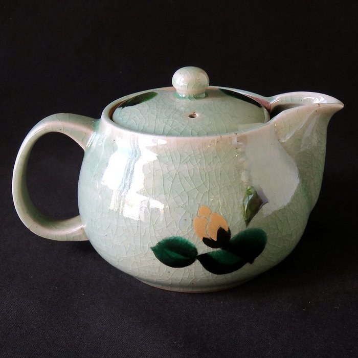 Kutani Yaki(ware) Japanese Teapot Camellia (with tea strainer) N4