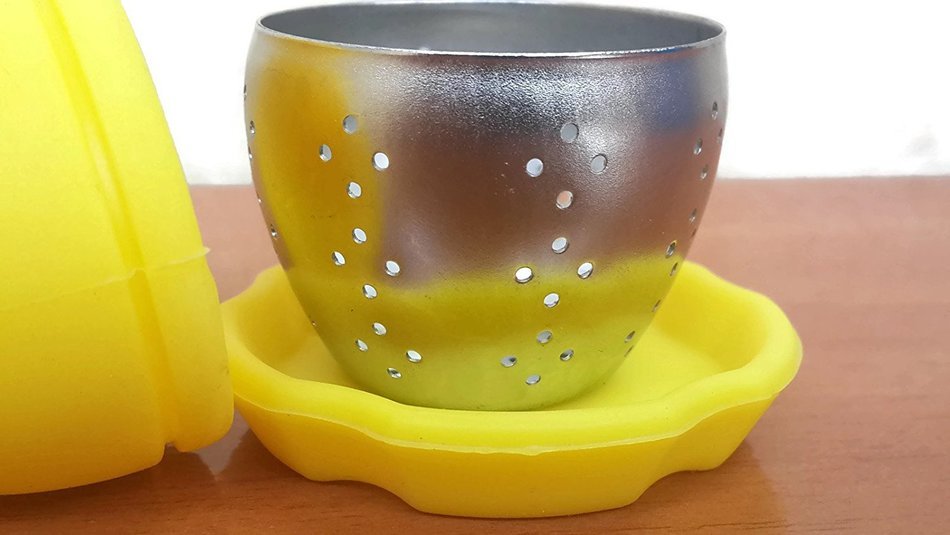 1 X Beautiful Yellow Loose Leaf Tea Infuser with Silicone Leaf Handle and Stainless Steel Bottom with a Drip Tray N3