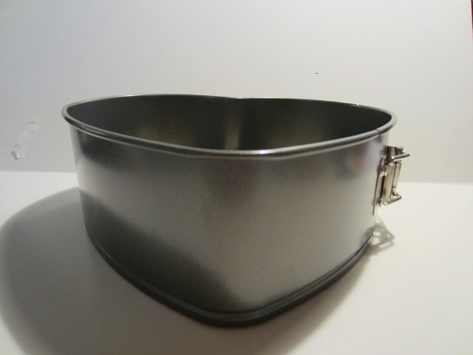 Golden Bakeware Heart Springform Cake Pan - 8 2/3" x 8" N3