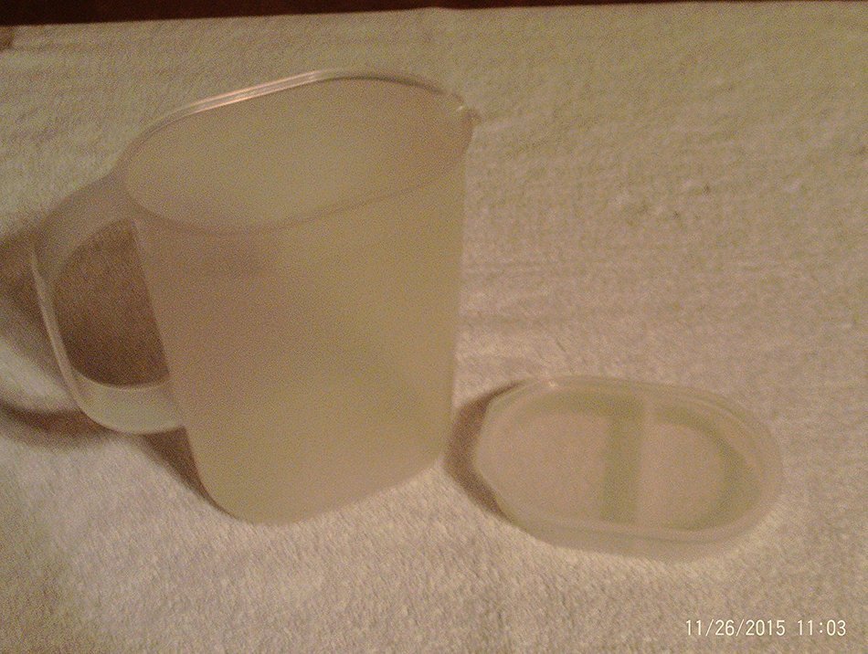 Tupperware 1qt Refrigerator Jug with Cover Sheer