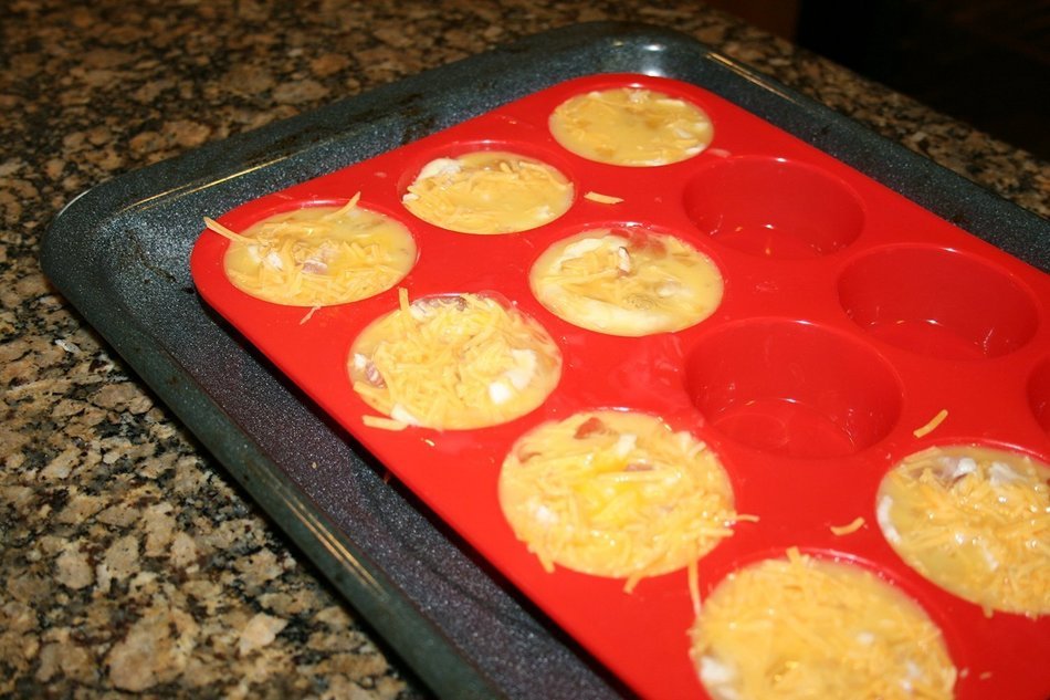 Muffin Pan Silicone and Cupcake Maker 12 Cup Quality Muffin Bake Pan (Blue) N10