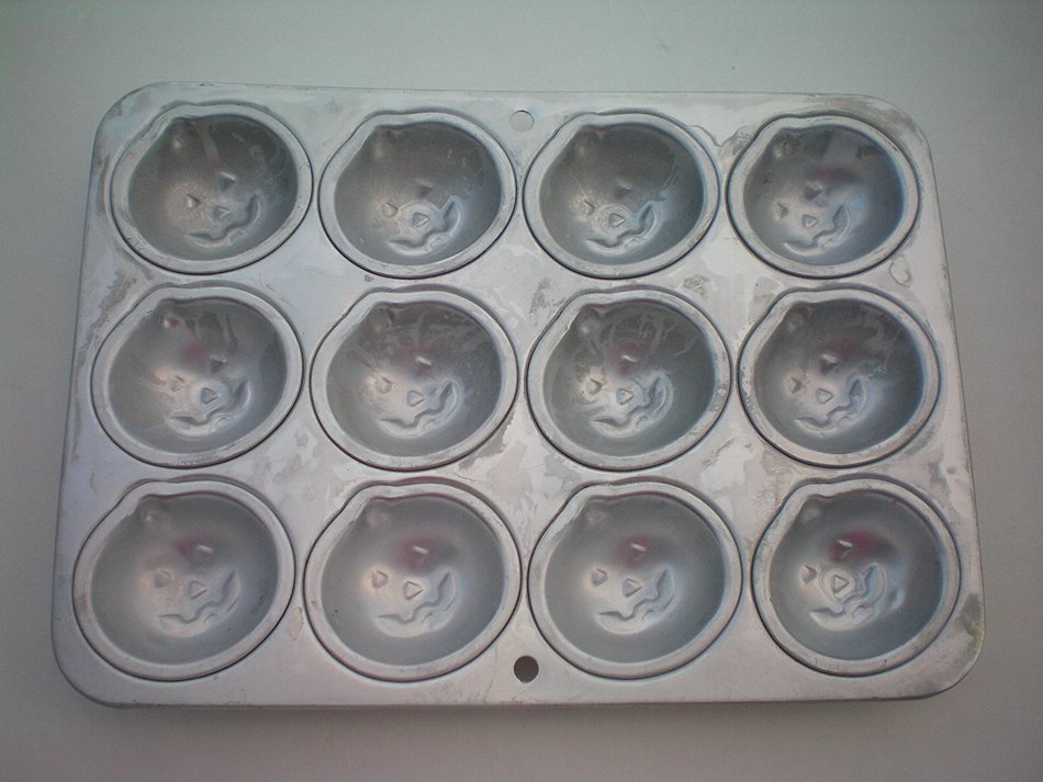 Wilton Pumpkin Cake Pan -- 12 Small Pumpkins -- Halloween Jack o' Lantern Pumpkins -- as shown