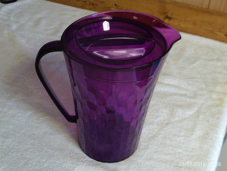 TUPPERWARE 2 QT ICE PRISMS PURPLE PITCHER
