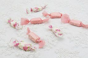 B&amp;S FEEL Stripe and Rose Pattern Nougat Candy Wrappers Wrapping Paper Twisting Wax Paper, 200 Sheets N3