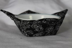 Microwave Bowl Cozy Bowl Potholder Reversible Black and White Floral N3