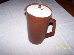 Tupperware 2qt Pitcher Brown with Cream Push Button Top N2