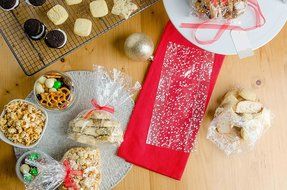 StarPack Premium Cellophane Treat Bags, Party Favor Bags, Christmas Cookie Bags - Set of 20 - Bonus 101 Cooking... N6