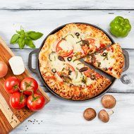 Cast Iron Pizza Pan, 14 inch, with 2 potholders N5
