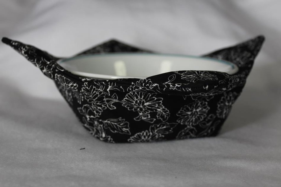 Microwave Bowl Cozy Bowl Potholder Reversible Black and White Floral N3
