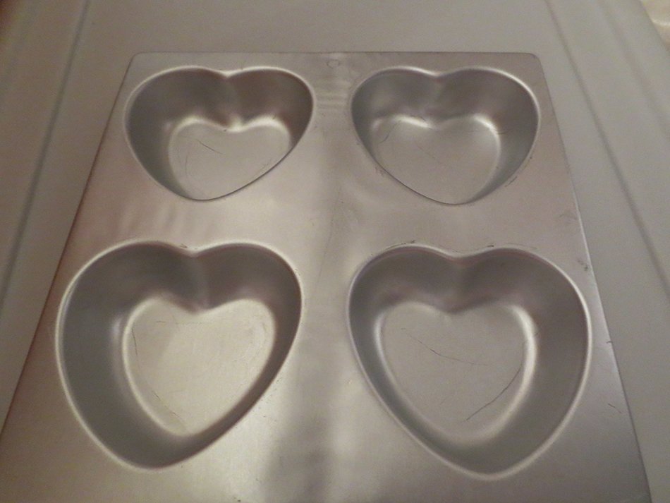 Wilton 4 Cavity Heart Pan -- RETIRED