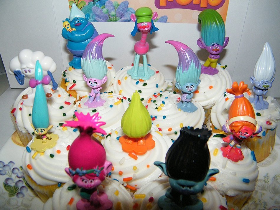 Dreamworks Trolls Movie Deluxe Mini Cake Toppers Cupcake Decorations Set of 17 with Figures and "Treasure Troll... N4