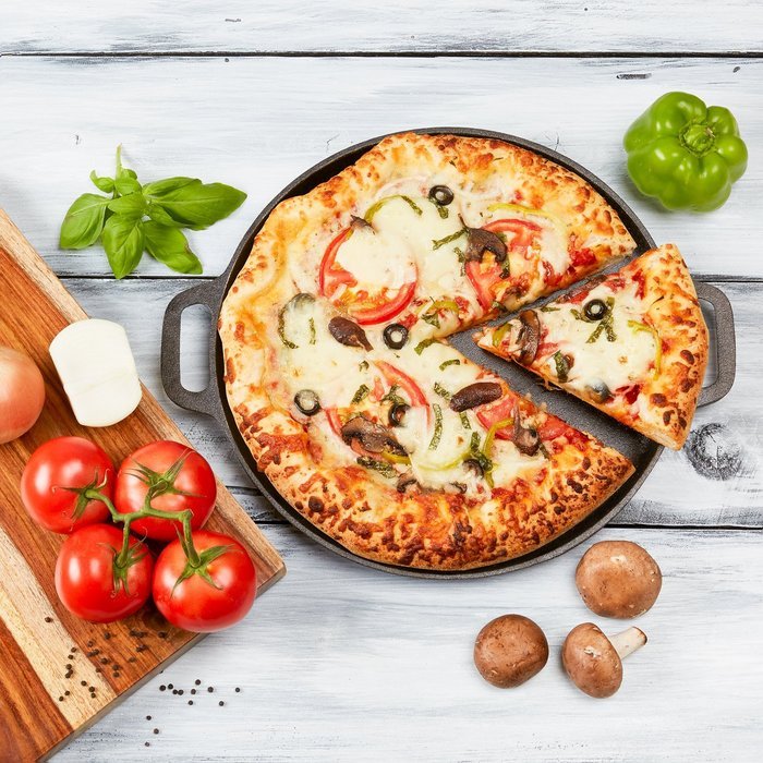 Cast Iron Pizza Pan, 14 inch, with 2 potholders N5