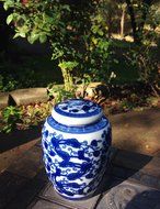 Decorative Blue and White Chinese Herb Floral Pattern Porcelain Tea Storage Container or Display Unit (Large) N8