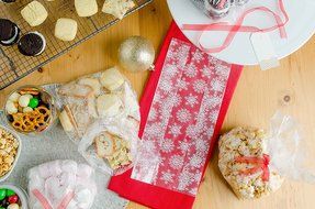 StarPack Premium Cellophane Treat Bags, Party Favor Bags, Christmas Cookie Bags - Set of 20 - Bonus 101 Cooking... N10