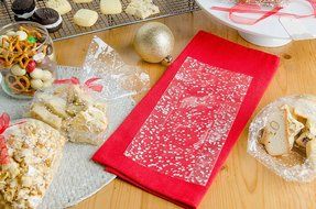 StarPack Premium Cellophane Treat Bags, Party Favor Bags, Christmas Cookie Bags - Set of 20 - Bonus 101 Cooking... N11