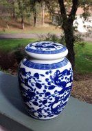 Decorative Blue and White Chinese Herb Floral Pattern Porcelain Tea Storage Container or Display Unit (Large) N9