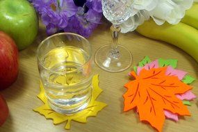 Set of 4 Felt Coasters Colorful Maple Leaf Shape Design Perfect Kitchen Decoration N2
