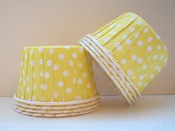 Polka Dot Candy,Ice Cream, Nut, Muffin, Cups Yellow 20ct. - Twilight Parties N2