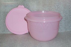 Tupperware Classic Flat Bottom 4 Cup Small Mixing Bowl in Sheer Pastel Pink N2