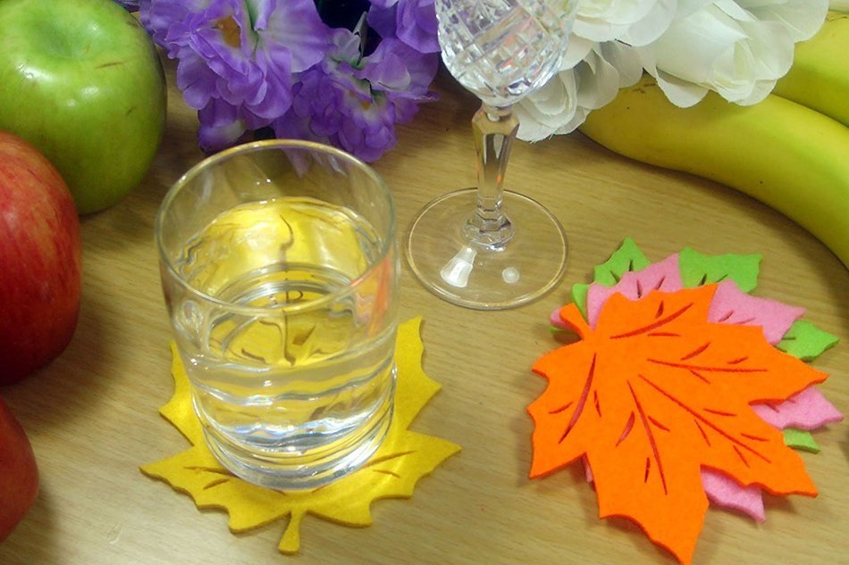 Set of 4 Felt Coasters Colorful Maple Leaf Shape Design Perfect Kitchen Decoration N2