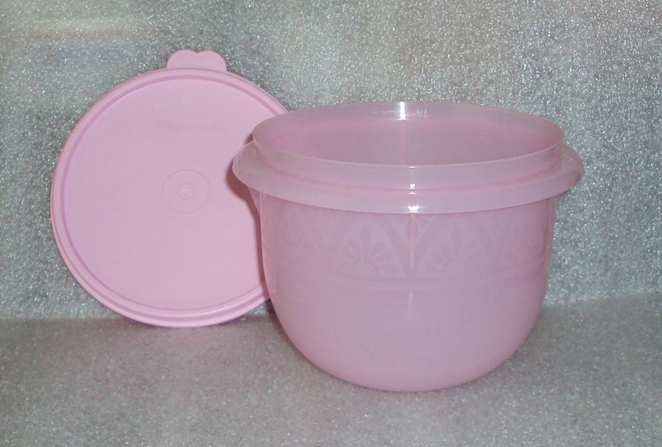Tupperware Classic Flat Bottom 4 Cup Small Mixing Bowl in Sheer Pastel Pink N2