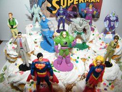 Superman Deluxe Cake Toppers Cupcake Decorations Set of 13 Figures with Supergirl, Clark Kent, Jimmy Olsen, Doomsday... N4