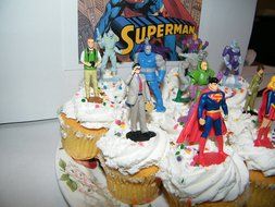 Superman Deluxe Cake Toppers Cupcake Decorations Set of 13 Figures with Supergirl, Clark Kent, Jimmy Olsen, Doomsday... N5