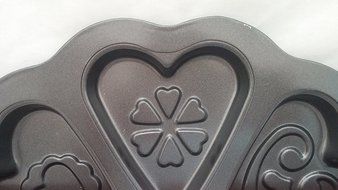 Wilton 6 Cavity Designer Heart Scalloped Cookie Pan N4