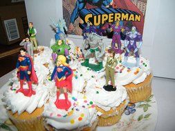 Superman Deluxe Cake Toppers Cupcake Decorations Set of 13 Figures with Supergirl, Clark Kent, Jimmy Olsen, Doomsday... N6